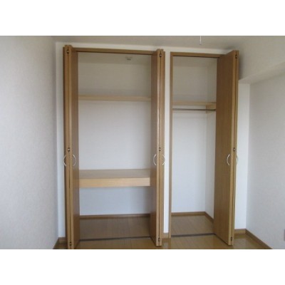 洋室5.7帖-収納
