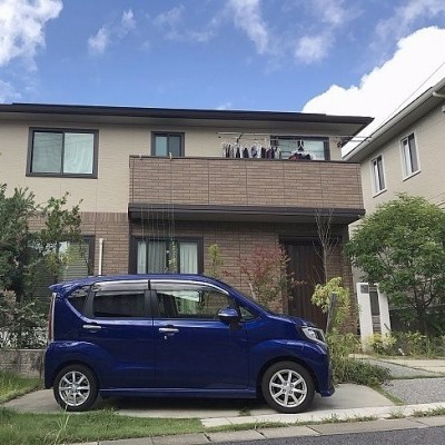 南側の外観と車庫スペース