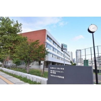 札幌市立二条小学校まで725m