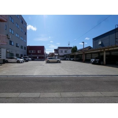 広々とした駐車場敷地。
