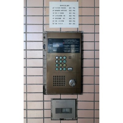 日中は開放、夜間はオートロックが作動してセキュリティを確保。