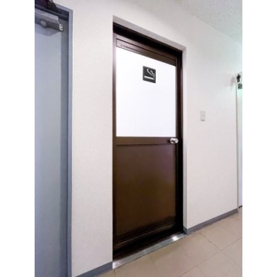 棟内階段だけでなく、外階段も備えて2方避難経路も確保。