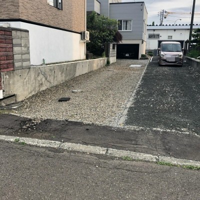 北東側約8m幅の公道に間口約3m