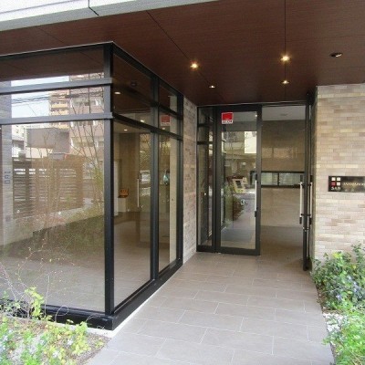 (H31年3月撮影)建物入口部分。ガラス張りでおしゃれです。