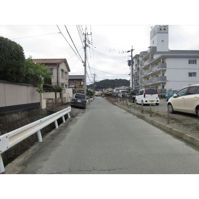 西側 前面道路