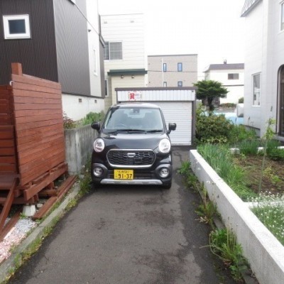 駐車場の横幅はあまりないです