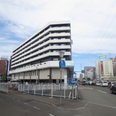 道路を挟んで地下鉄白石駅、バスターミナルあり
