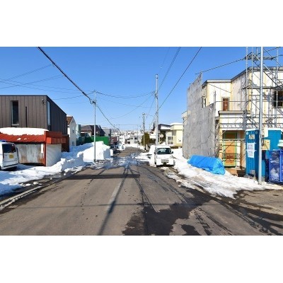 西側の前面道路です! 幅員10mで広々としています。