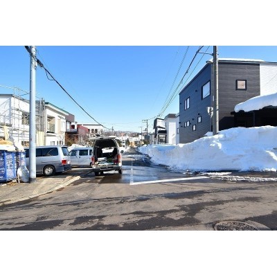 南側の前面道路です! 幅員10mで広々としています。