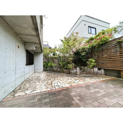 緑豊かな広めのお庭があり、家庭菜園なども楽しめます!