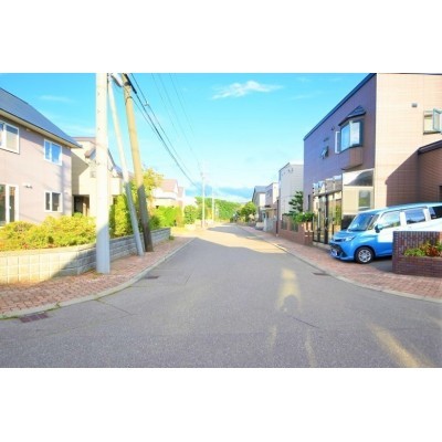 南東向きの前面道路です。