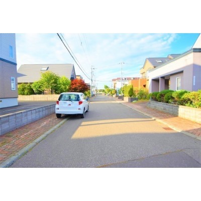 北東向きの前面道路です。