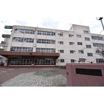 北野平小学校、徒歩13分です。