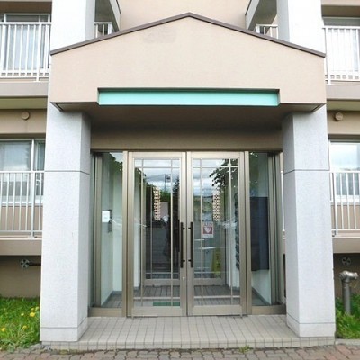 エントランスはモニター付きインターホンになっております