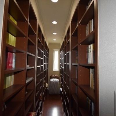書斎は備え付けの棚あり