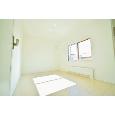 2F、6帖の洋室です! 南西向きの窓がある陽当たり良好なお部屋!