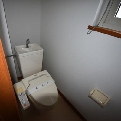 2階側 トイレは洗浄機能付き