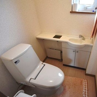 窓があり、さらに独立型の手洗い器が設置されています。