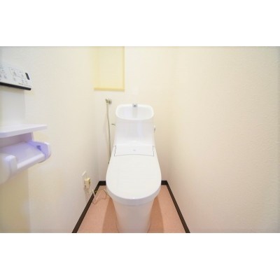 嬉しい新品交換済みのトイレです。 もちろん温水洗浄便座です!