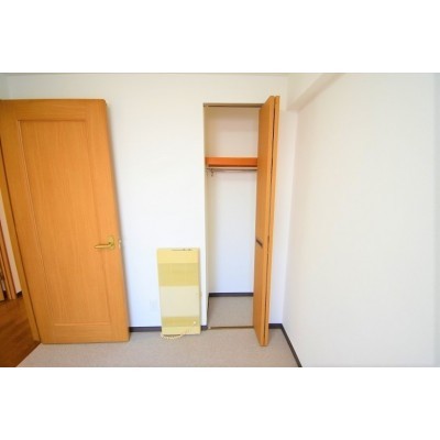 収納と暖房が備え付けられており、快適にお過ごしいただけます。