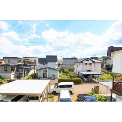 明るく、手すりが備え付けられている階段です!