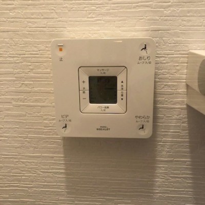 トイレ壁面には操作盤があります。