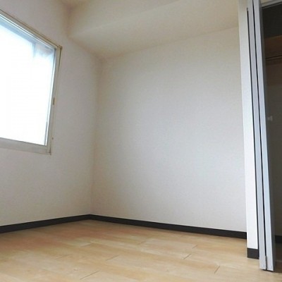 玄関を入って左側に5帖の日当たりが良い洋室があります。②