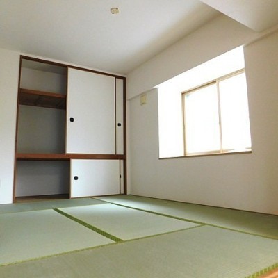 リビングとつながって6帖の落ち着いた和室がございます。