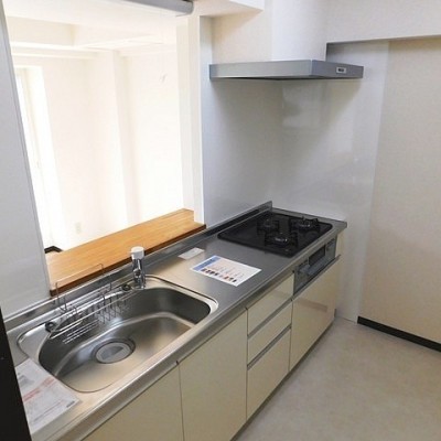 キッチンは広く3口コンロでお料理も作りやすい環境です。