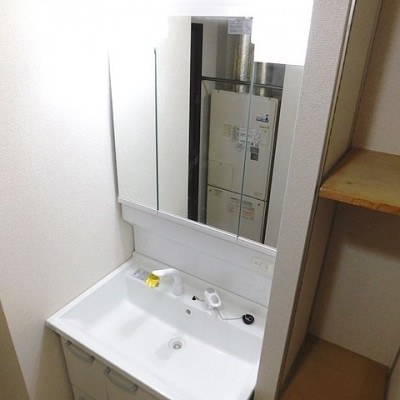シャンプードレッサー洗面台を新品に交換しています。