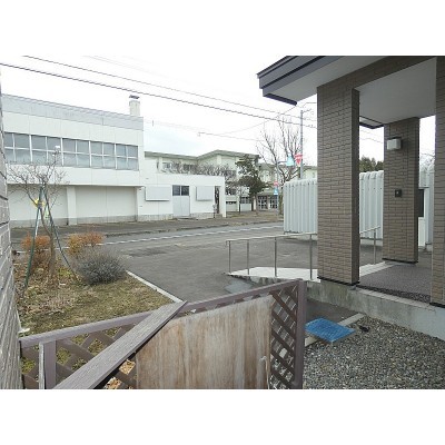 前面は和光小の体育館♪