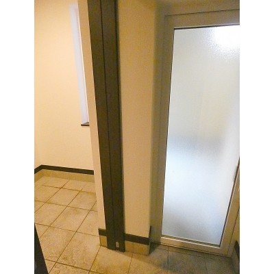 玄関から書庫へ行けます♪