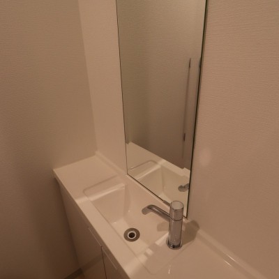 トイレ内にミラー・手洗い付き