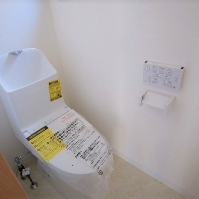 もちろんトイレも新品交換で、快適温水洗浄付♪