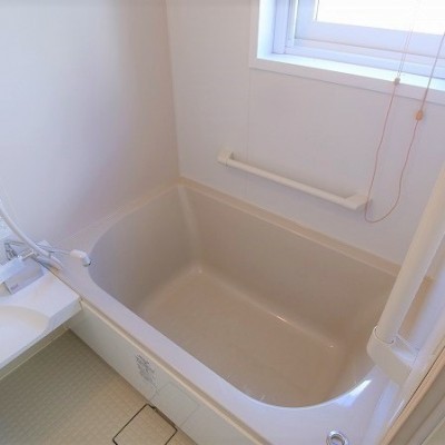 手すりがあるユニットバスは窓があって換気ができて◎