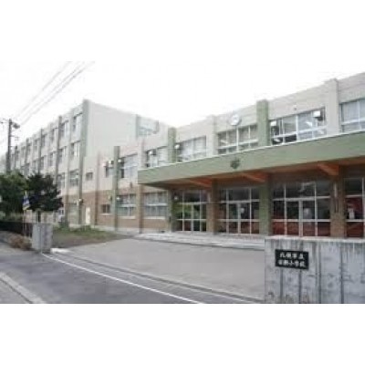 日新小学校まで499m