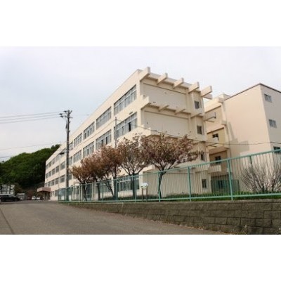 宮の丘中学校まで1395m