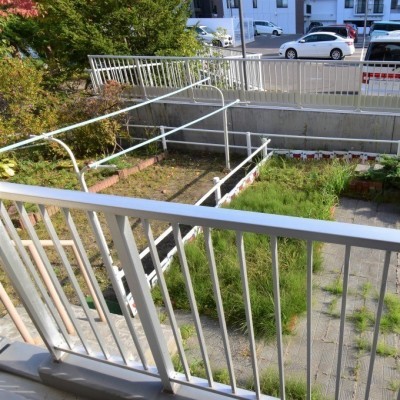 ベランダ階段より専用庭へ