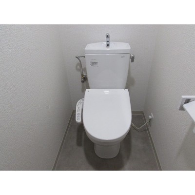 トイレには快適な温水洗浄便座付です。
