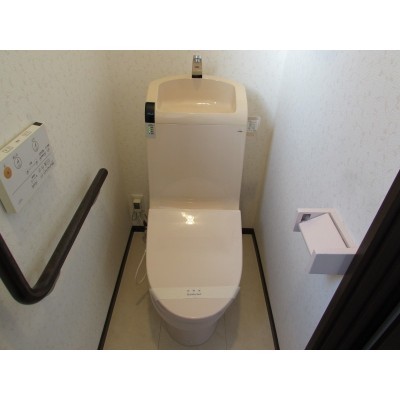 トイレには快適な温水洗浄便座付です。