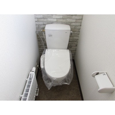 2階トイレ新品交換済み・快適な温水洗浄便座付です。