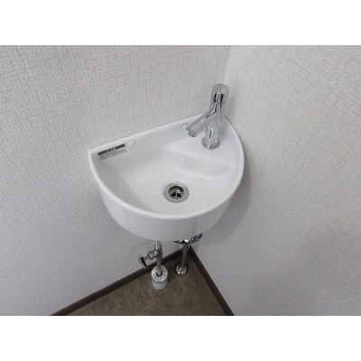 2階トイレには手洗い場がございます。