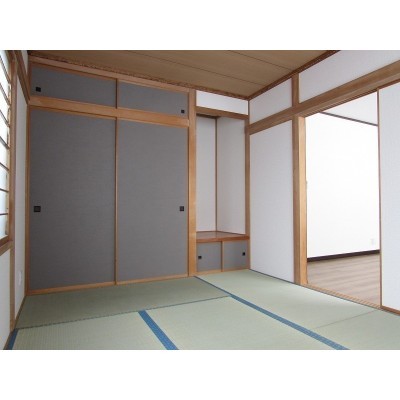 1階6帖の和室です。畳の表替えを行っております。