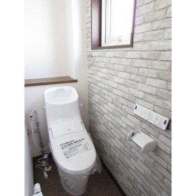 トイレは新品交換済み。快適な温水洗浄便座付です。