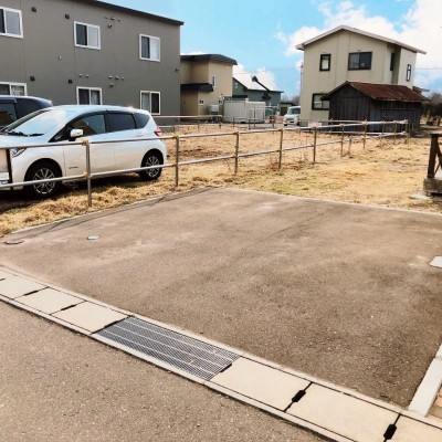 駐車スペースはアスファルト敷です