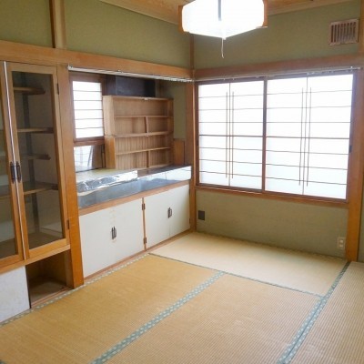 玄関横の和室にも南向きの窓があります◎