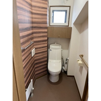 2階のトイレは窓があり広さも十分