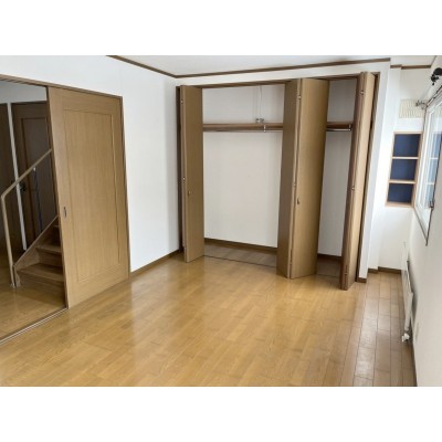 2階・約9.1帖の洋室には幅広のクローゼットがあります