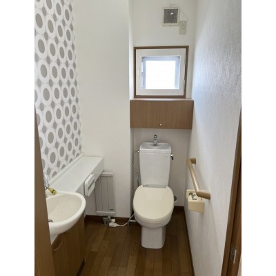 3階の窓付きトイレは手洗いが壁にあります