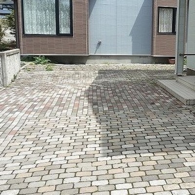 建物正面・駐車スペース